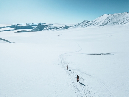 Fernanda Maciel, Mt Vinson - Fernanda Maciel e Sam Hennessey durante la salita in velocità del Monte Vinson (4892m, Antartide) nel tempo totale di 9 ore e 41 minuti.