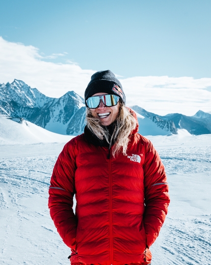 Fernanda Maciel, Mt Vinson - Fernanda Maciel dopo la salita in velocità del Monte Vinson (4892m, Antartide) nel tempo totale di 9 ore e 41 minuti.