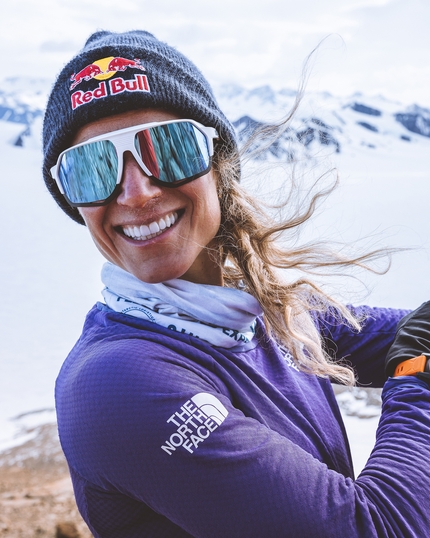 Fernanda Maciel, Mt Vinson - Fernanda Maciel festeggia la salita in velocità del Monte Vinson (4892m, Antartide) nel tempo totale di 9 ore e 41 minuti.