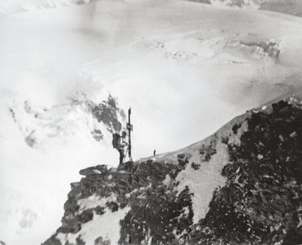 Walter Bonatti - Walter Bonatti accanto alla croce di vetta del Cervino al termine della nuova, grandiosa via in solitaria invernale sulla parete Nord, 22 febbraio 1965