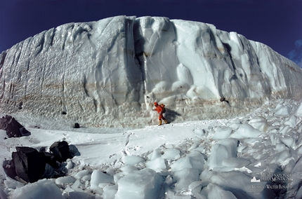Walter Bonatti - Walter Bonatti di fronte a un ghiacciaio delle Valli Secche, Antartide (quadrante neozelandese), novembre/dicembre 1976. Undici anni prima Bonatti, dopo l’impresa sul Cervino, aveva deciso di dare l’addio all’alpinismo estremo e di dedicarsi alla documentazione delle sue avventure nei grandi spazi orizzontali. Nel 1965 inizia un’altra vita come inviato-fotografo per il settimanale 'Epoca', tra viaggi avventurosi e incontri con l’altro, che sia un animale feroce o un indio dalle tradizioni millenarie. Tra gli ultimi viaggi di questa intensa collaborazione, durata fino al 1979, ci sarà quello in Antartide: l’ultimo grande viaggio che Bonatti srotola per il settimanale, ricavandone sei inserti, pubblicati tra giugno e luglio 1977.