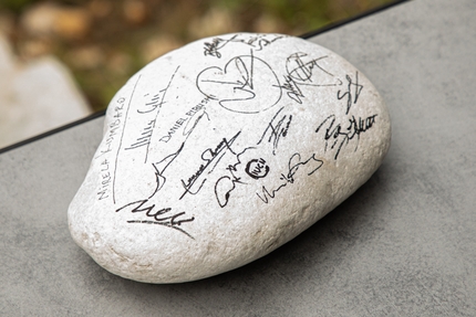 Vjosa, Albania - Una pietra del fiume Vjosa firmata dai rappresentanti del governo albanese, IUCN, la campagna Save the Blue Heart of Europe e la Patagonia