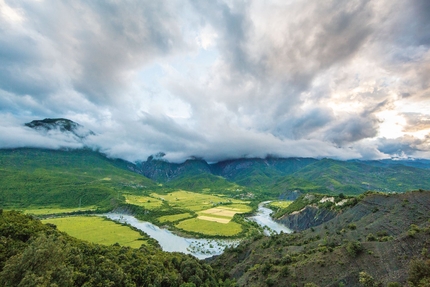 Vjosa, Albania - Il fiume Vjosa in Albania. Da questo momento il Vjosa sarà protetto come un fiume vivo e libero di scorrere, a beneficio delle persone e della natura. 