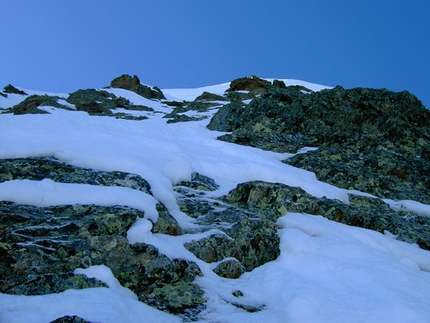 Pizzo Painale, Apnea - La salita di Apnea, lungo la parete nord del Pizzo Painale (3248m) Gruppo dello Scalino, Alpi retiche.