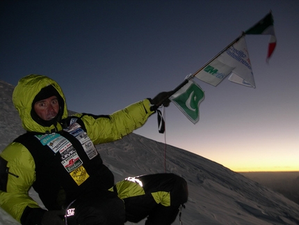Marco Confortola - Marco Confortola in cima al K2 nel 2008