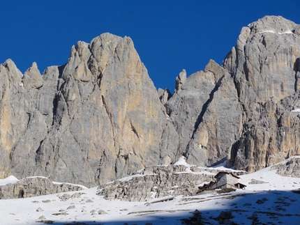 DoloMitiche - DoloMitiche - Il rif. Agostini in Val d'Ambiez, con la Cima Susat sullo sfondo