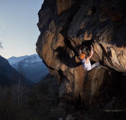 Vadim Timonov makes first ascent of Blackflip sit, 8C+/9A boulder at Djan-tugan in Russia