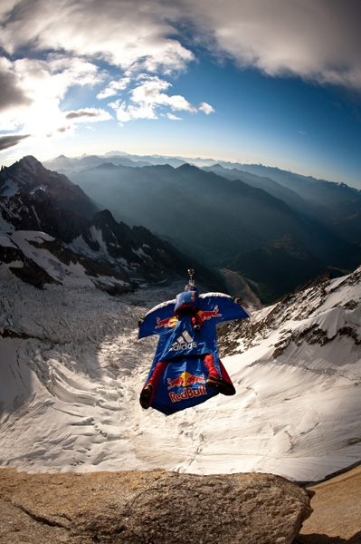 Valery Rozov - Questa mattina alle ore 06:45 l'alpinista e base jumper russo Valery Rozov ha effettuato il primo BASE jump dal versante italiano del Monte Bianco