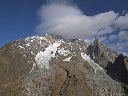 Val Veny, Monte Bianco - Monte Bianco versante italiano: le due creste del Brouillard e della Peuterey delimitano a est e ovest il bacino del Monzino