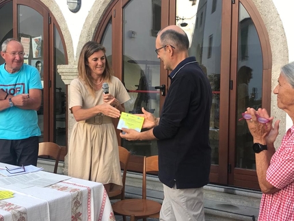 Sentieri e parole - Marko Mosetti e Melania Lunazzi alla premiazione di Sentieri e parole nell’androne del Museo dell’Orologeria a Pesariis il 24/06/2023
