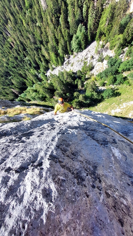 Cima Cee, Val di Tovel, Brenta Dolomites, Luca Giupponi, Rolando Larcher - Recessione Globale on Cima Cee in the Brenta Dolomites: Rolando Larcher seconding pitch 3