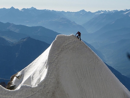 Cresta Kuffner, seguendo il sole verso la cima del Monte Bianco