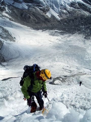 Japanese expedition climbs Lhotse South Face - At the end of December a Japanese expedition led by Osamu Tanabe managed to climb the south Fasce of Lhotse (8516m) in winter, but turned back 40m short of the summit.