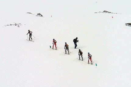 Tour du Rutor 2006, Arvier, Valle d'Aosta - Subito dopo aver rimesso gli sci all'uscita del canalino, nel fitto della nevicata, si scorgono, nell'ordine, Blanc, Reichegger, Brosse, Giacomelli, Brunod