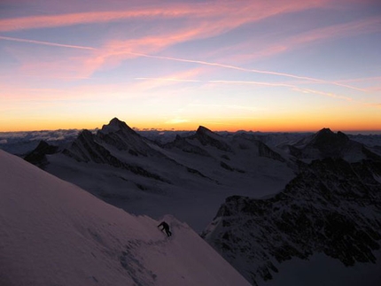 Miha Valic e le 82 cime oltre i 4000m delle Alpi in 102 giorni - Dal 27/12/2006 al 7/04/2007 l’alpinista slovena e guida alpina internazionale Miha Valic ha salito, con vari compagni, tutte le 82 cime alpine oltre i 4000m di quota comprese nell’elenco dell’UIAA.