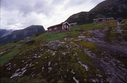 Fjordtrek: Norvegia da vertigini - Il viaggio fantastico nella Norvegia dei fiordi di Franco Voglino e Annalisa Porporato, alla scoperta del confine tra il cielo, il mare e le altissime pareti delle montagne norvegesi.