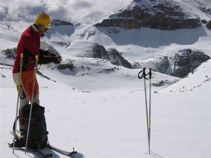 50 giorni per 106 vette delle Dolomiti - Il grande viaggio di Franco Nicolini e Mirco Mezzanotte su 106 cime delle Dolomiti oltre i 3000 metri: 50 giorni di sola montagna e scalata, spostandosi a piedi o in mountainbike.