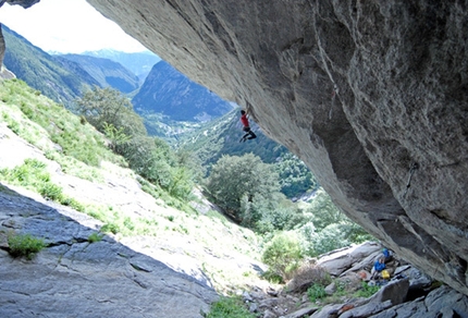 Simone Pedeferri - Simone Pedeferri climbing at the Grotta del Ferro in Val di Mello, Italy