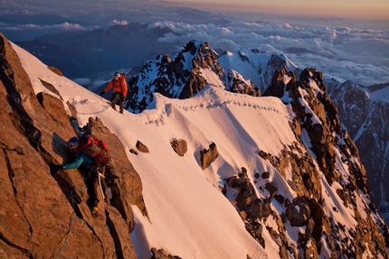 Monte Bianco - La Classica Moderna, la cresta al tramonto. Hervé Barmasse, Iker Pou, Eneko Pou