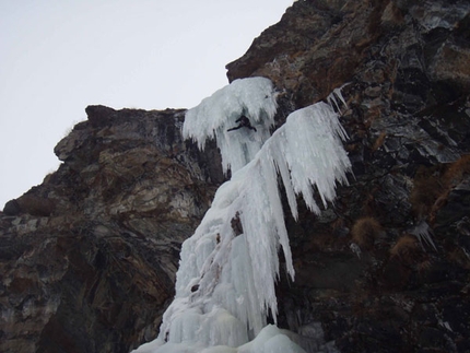 Valle d’Aosta e Val Varaita: aggiornamento Bollettino condizioni cascate - 24/12/07 aggiornamento condizioni cascate di ghiaccio in Val D’Ayas, Valeille, Val Varaita.