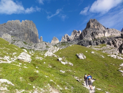 DoloMitiche - DoloMitiche - Salendo verso la parete est della Brenta Alta, dove corre Elisir di Giovinezza.