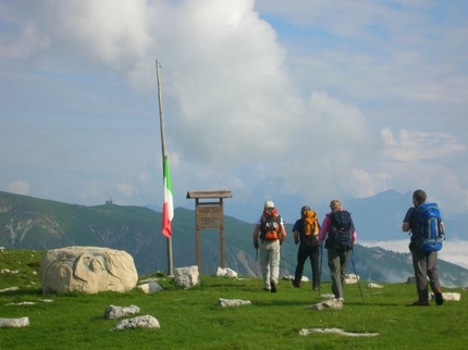 TV 1 – L'alta Via delle Prealpi Trevigiane - Valerio Scarpa presenta l’Alta via delle Prealpi Trevigiane che con uno sviluppo di 120 Km attraversa il Monte Grappa, il Cesen, il Cansiglio e parte del Col Visentin per un trekking tutto da scoprire.