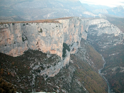 Seb Bouin deciphers DNA, possible new 9c in Verdon Gorge, France