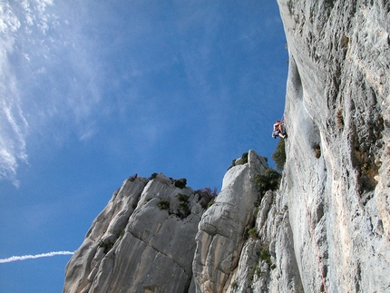 Verdon Gorge - Nicholas Hobley climbing Surveiller et Punir 7a+, Verdon Gorge