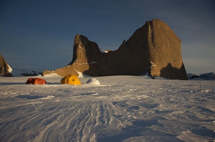 Antarctic, new routes for Huber, Siegrist and Richl - Interview with Alexander Huber who together with his brother Thomas, Stephan Siegrist and Max Riechl carried out three first ascents on Holtanna and Ulvetanna, two relatively unknown, remote and beautiful mountains in the Antarctic.