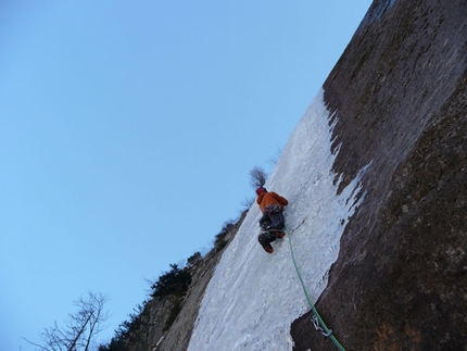 Mello's Moon, new icefall in Val di Mello - On 16/01/2009 Fabio Salini and Manuel Panizza carried out the first ascent of Mello's Moon (180m, III-5+), a rare ice formation in Val di Mello, Val Masino. 