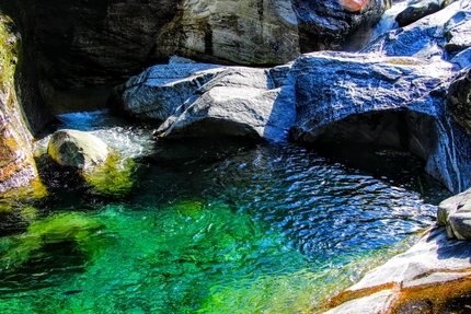 Canyoning, l'affascinante sport tra roccia e acqua: i consigli delle Guide Alpine Italiane