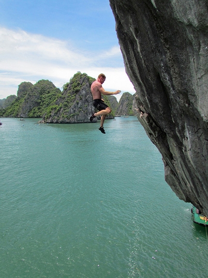 Vietnam Psicobloc - Aussie Ryan, promoter of the arms-crossed fall technique, taking a whipper