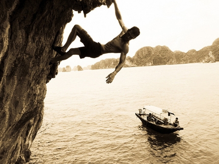 Vietnam Psicobloc - deep water soloing at Ha Long Bay