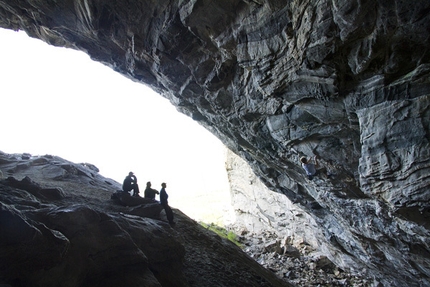 Flatanger - Vista da dentro la grotta di Hanshellern, alias la falesia di Flatanger.