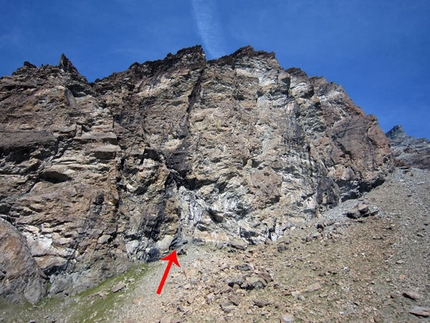 Granatina - Rocca di Verra - Val d'Ayas - L'attacco della via Granatina alla Rocca di Verra