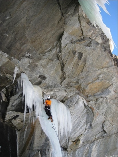 No big - No big: Al termine del ghiaccio, inizia una sezione di roccia molto strapiombante verso destra