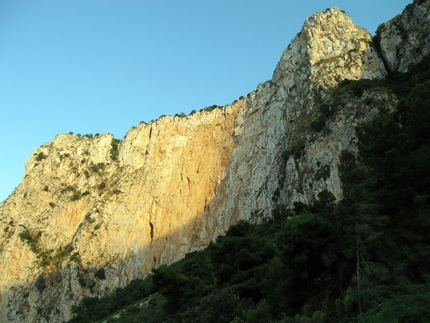 Chiacchiere e distintivo Monte Pellegrino - L'Addaura - Chiacchiere e distintivo: Parete nord dell'Addaura (arch. M. Giglio)