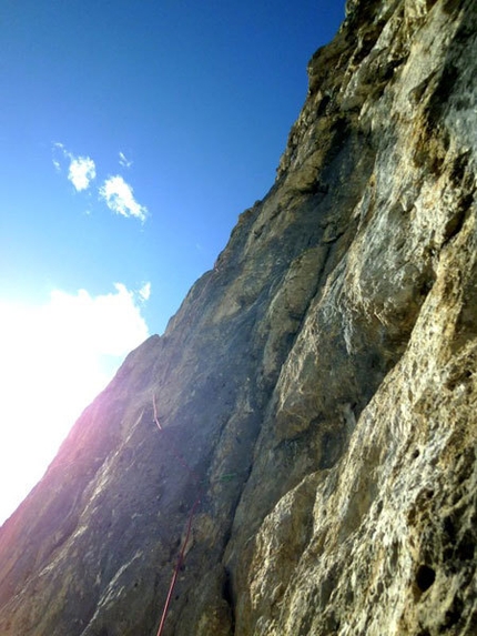 Via Ultimo Zar - Pale di San Lucano - Il tiro di 7° che contorna la grande grotta e permette di superarla... prima solitaria della via Ultimo Zar alla Prima Pala di San Lucano (Dolomiti)