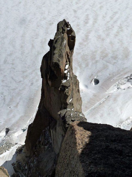 Stelle e Tempeste Petit Clocher du Tacul - satelliti Mont Blanc du Tacul - Stelle e Tempeste: La Chandelle in basso! (ph Giorda - Oviglia)