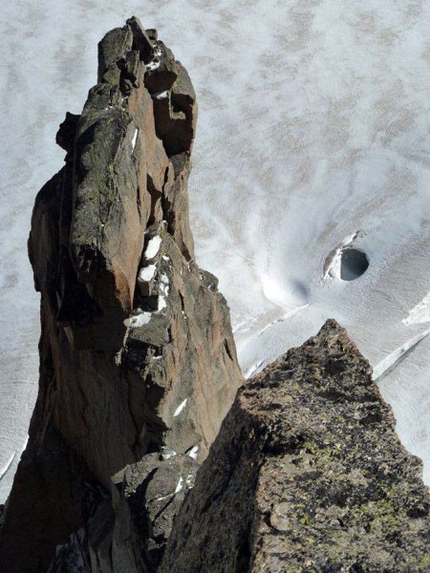 Stelle e Tempeste Petit Clocher du Tacul - satelliti Mont Blanc du Tacul - Stelle e Tempeste: Chandelle con vista su un curioso buco. (ph Giorda - Oviglia)