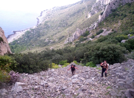 Stella di periferia Monte Gallo - Stella di periferia: Giorgio Iurato e Giuseppe Barbagallo in avvicinamento alla Punta Baloo (ph. Flaccavento-Barbagallo)
