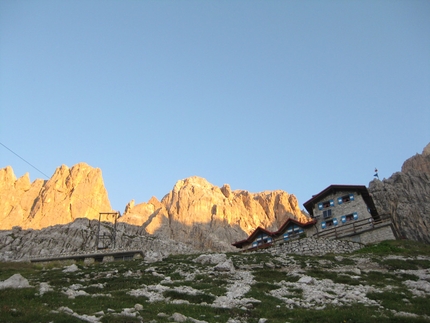 Dolomiti di Brenta Trek - Dolomiti di Brenta Trek: Rifugio Agostini all alba