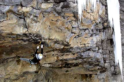 Anna Torretta, dry tooling su White Out, Kandersteg, Svizzera
