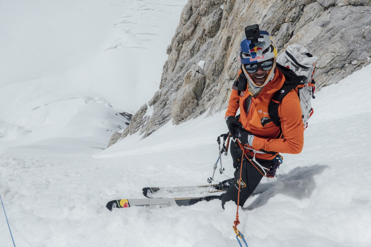 L’Ambassador Ferrino Andrzej Bargiel con gli sci su Gasherbrum I e II