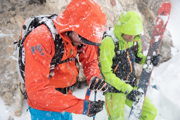 Neve, vento, pioggia in montagna. Cerchi riparo o continui?