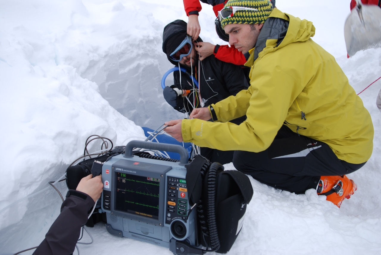 Avviati a Cervinia i test medico-scientifici per studiare la respirazione in caso di seppellimento in valanga
