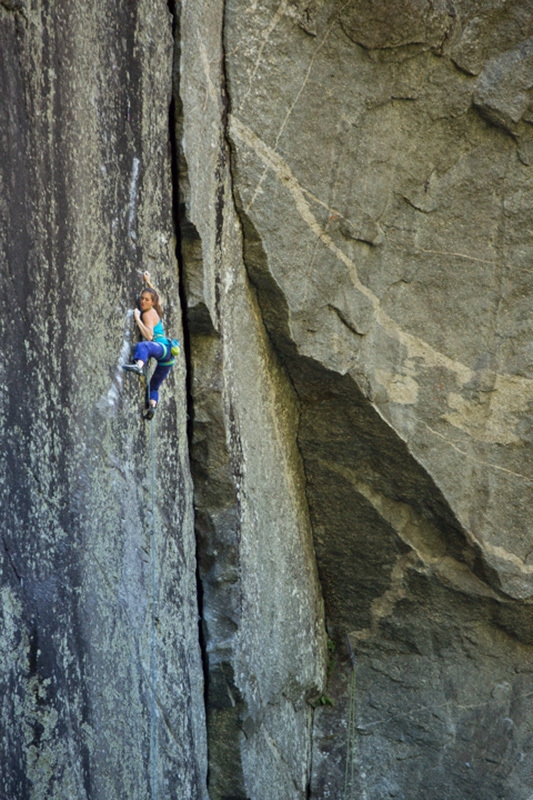 Paige Claassen in libera su Art Attack (8c) al Sasso Remenno!