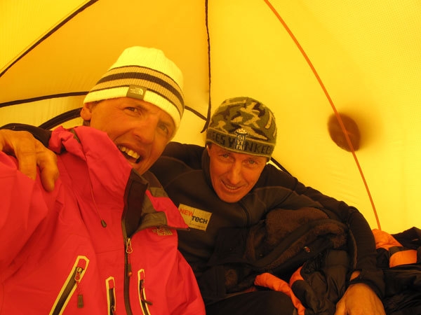 CAMP: Vetta al Gasherbrum II per Simone Moro e Denis Urubko!