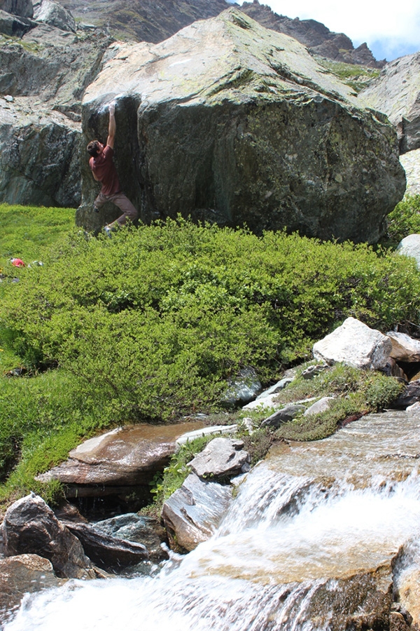 Chianale bouldering, Valle Varaita, Piedmont, Italy, Claudia Colonia, Alessandro Penna