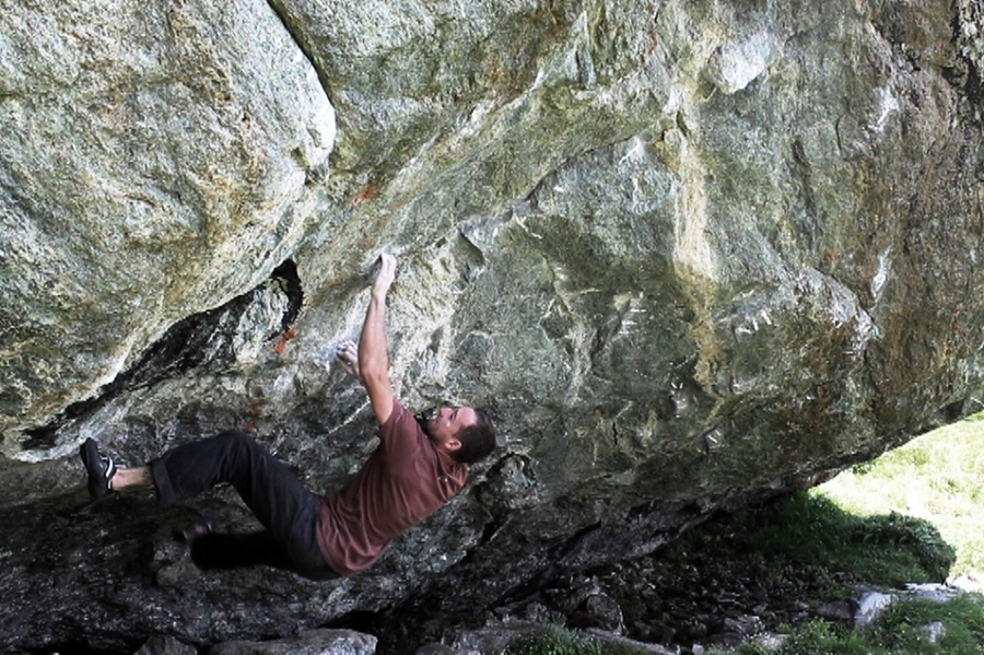 Chianale bouldering, Valle Varaita, Piedmont, Italy, Claudia Colonia, Alessandro Penna